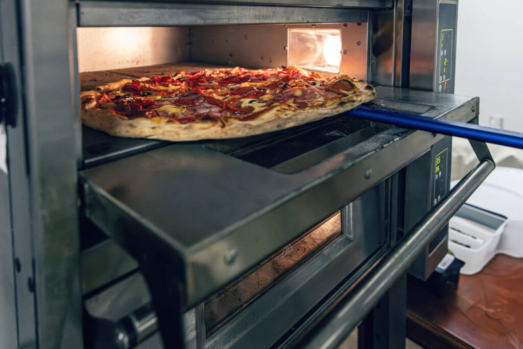 Zalety elektrycznego pieca do pizzy - efektywność, oszczędność i smak